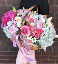 Композиция солнечный день в Чехов-7 Цветочная композиция из Розы, Хризантемы, Пионы и Лизиантусы в корзине в Чехов-7