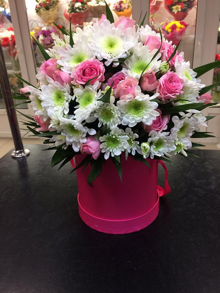 Цветочная композиция из Розы и Хризантемы в шляпной коробке в Чехов-7