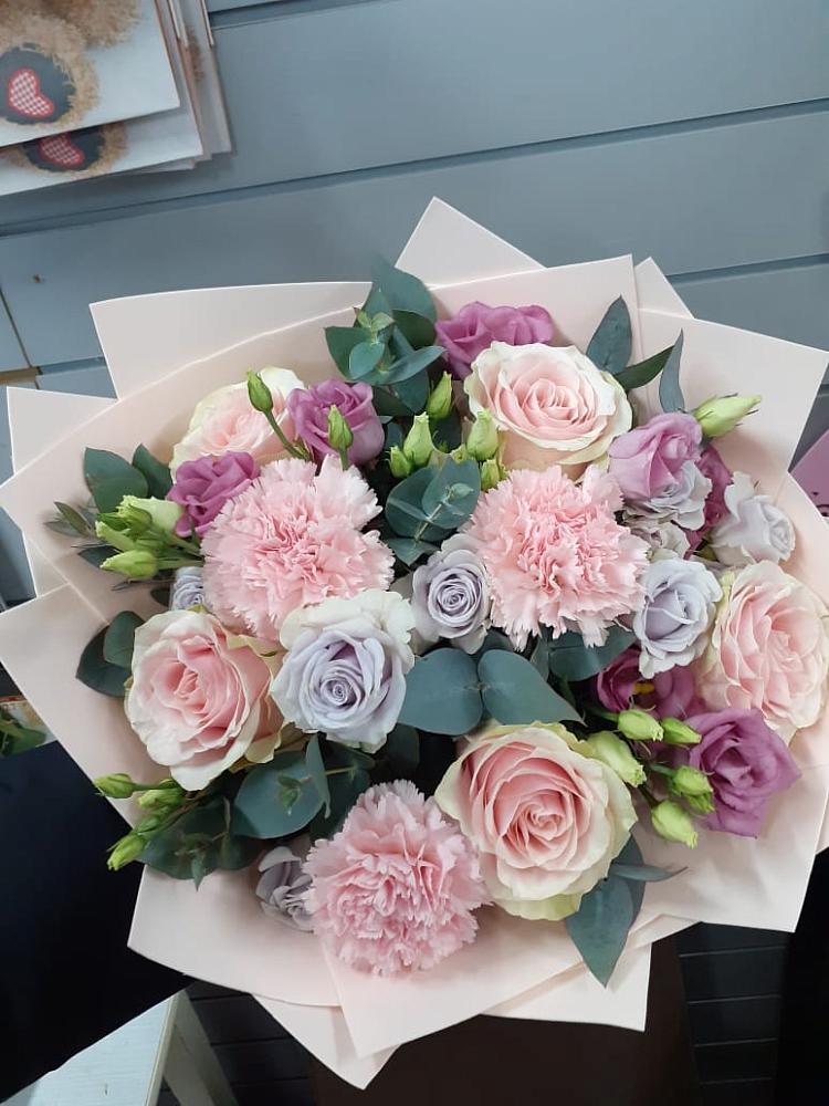 Букет цветов из: Розы, Гвоздики и Лизиантусы в Чехов-7